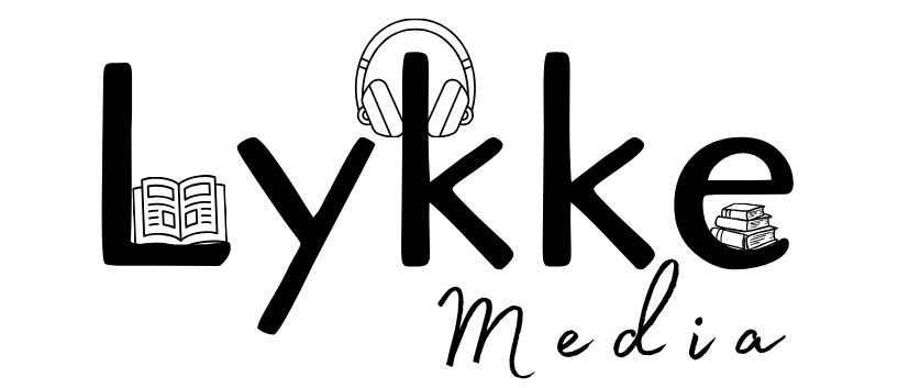 Logo von Lykke Media mit illustrierten Büchern und einem Kopfhörer im Schriftzug